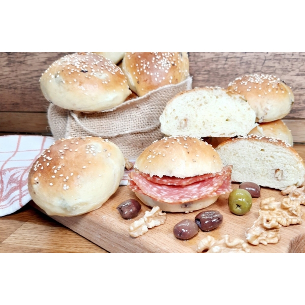 Panino farcito: olive, noci, salumi